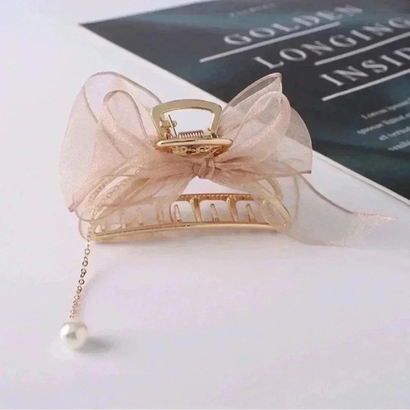 Butterfly claw clip with pearl tassel - Picture 3 of 4